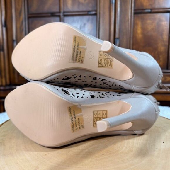 NWOT Beast Fashion Sand Faux Leather Floral Laser Cut Open Toe Back Zip Bootie - Picture 12 of 14